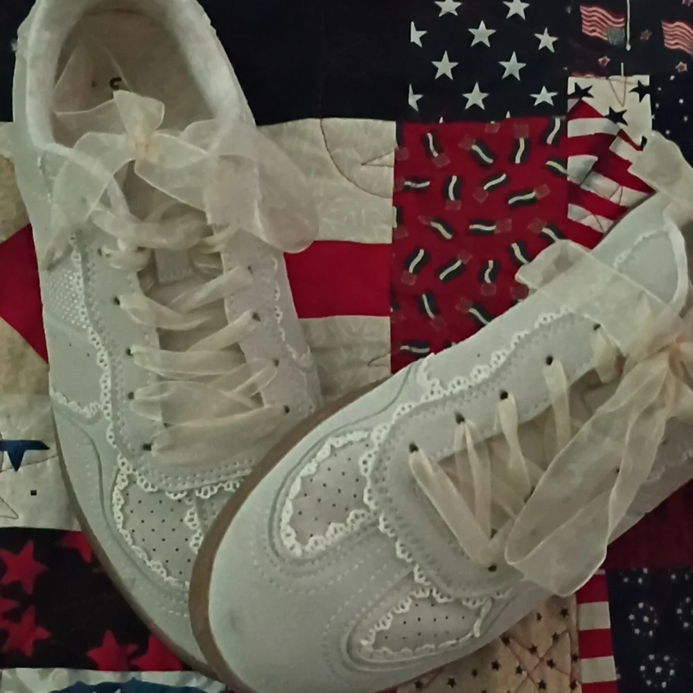 Women's Cream Lace-Trim Casual Sneakers - Picture 4 of 8